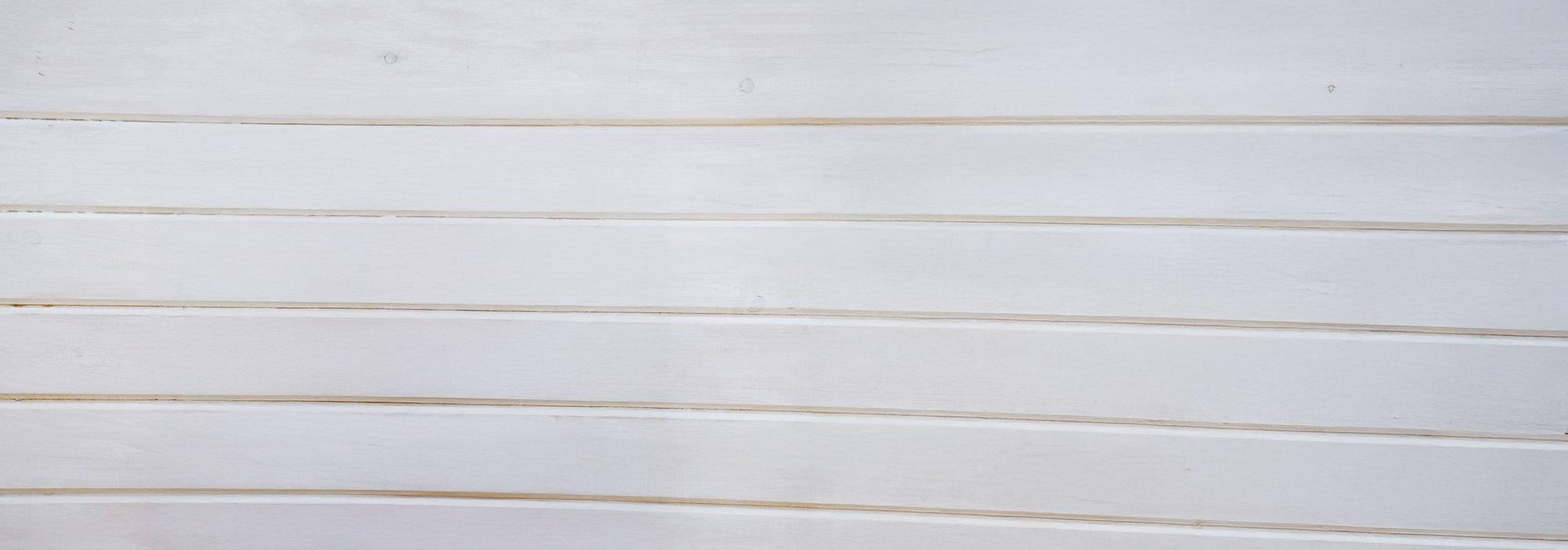 Eine weisse Holzvertäfelung