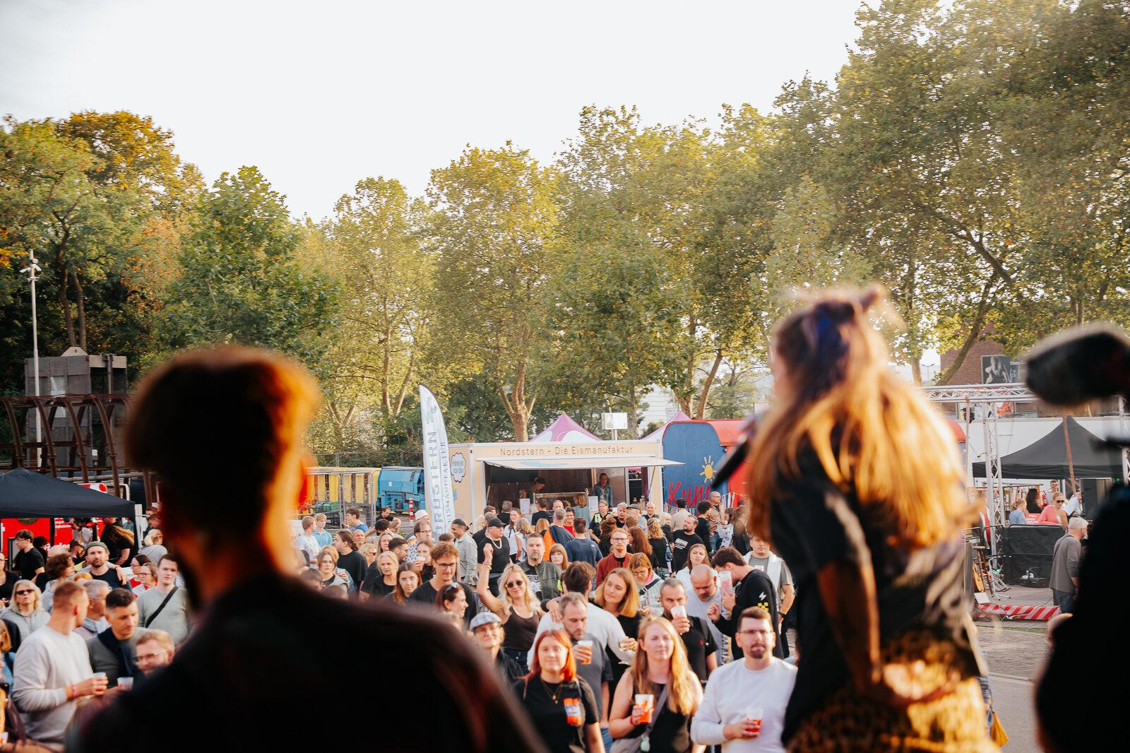 Blick über das Festivalgelände auf dem Schirrhof mit Food Court und zahlreichen Besucherinnen und Besuchern