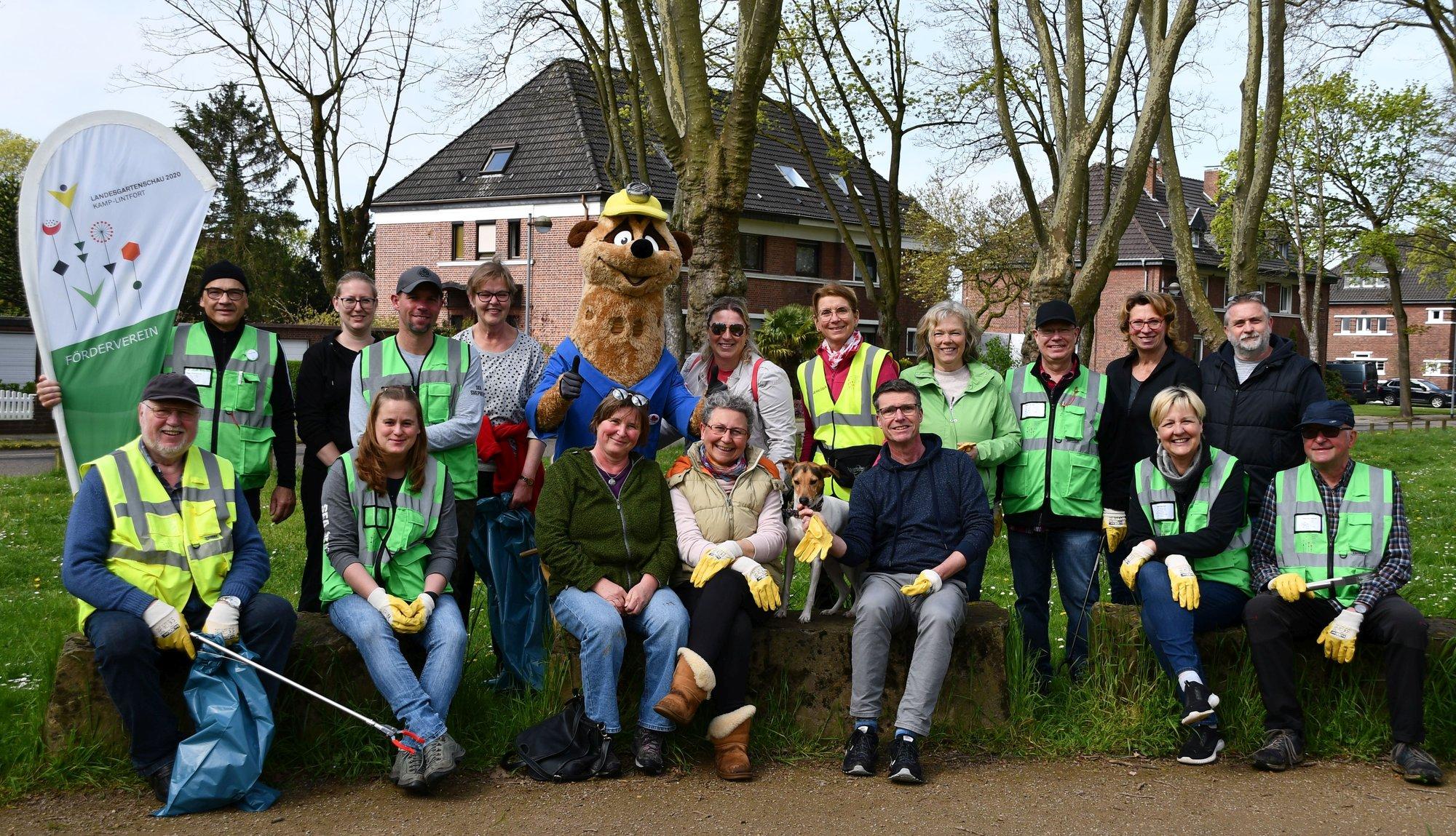 Gruppe von Helferinnen und Helfern des Fördervereins mit Maskottchen Kalli bei der Müllsammelaktion