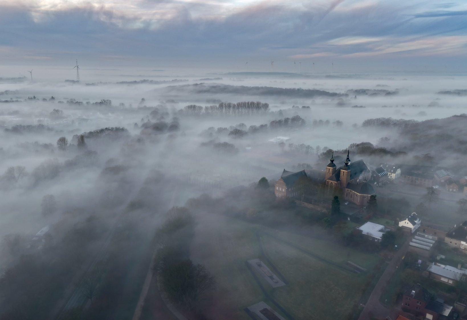 Luftaufnahme von Kloster Kamp im Morgennebel