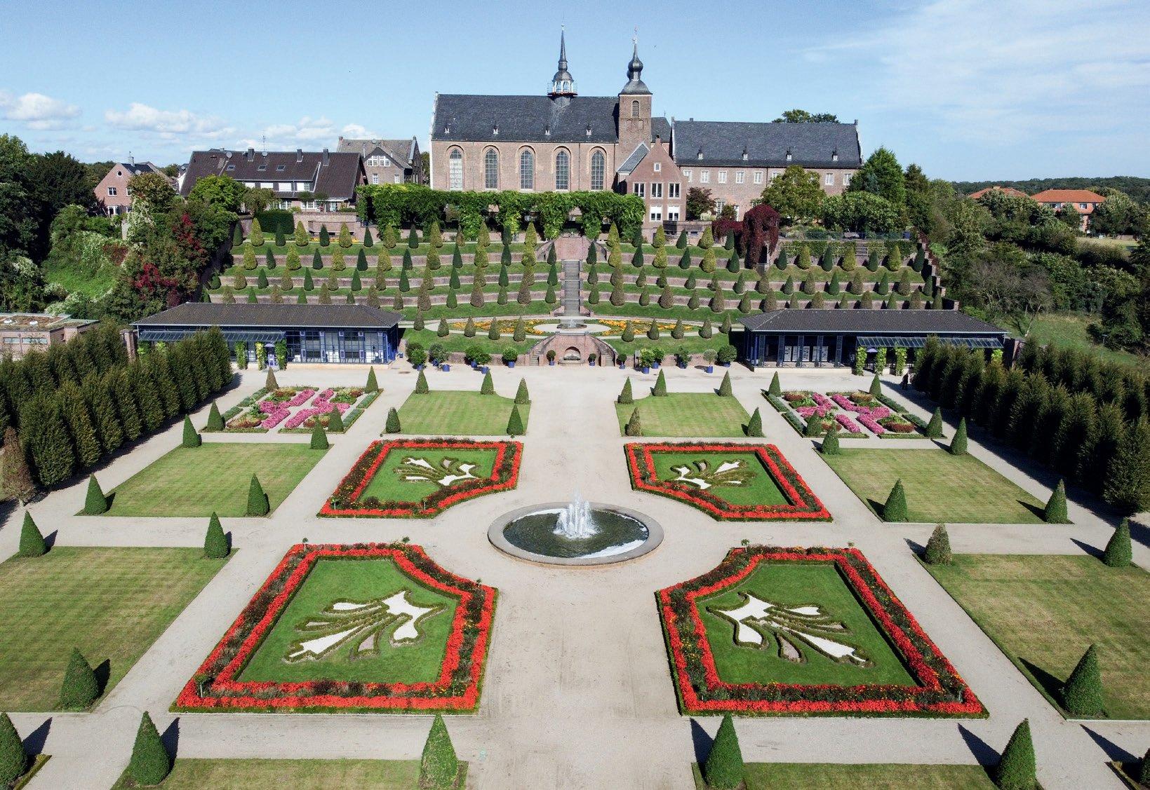 Kloster Kamp mit dem barocken Terrassengarten aus der Luft
