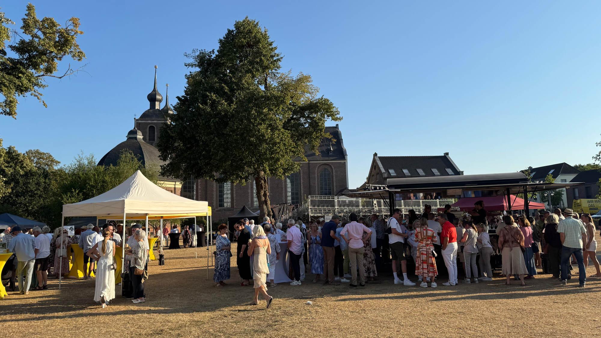 Gäste beim Empfang auf der Wiese vor dem Klosterkamp mit Getränke- und Cateringstationen