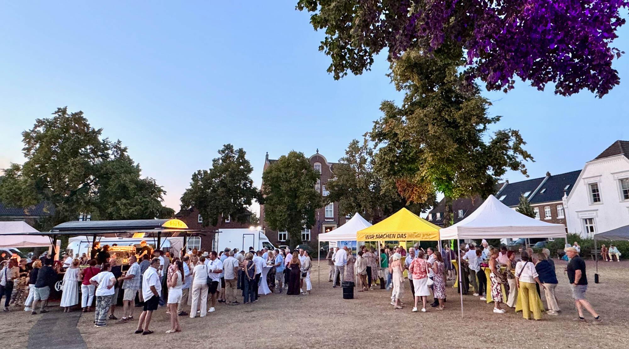 Sommerabend-Stimmung auf dem Abteiplatz in der Dämmerung
