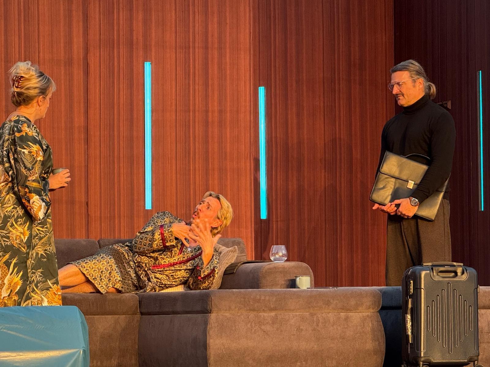 Szene aus „Trennung für Feiglinge“ der Burghofbühne Dinslaken mit Wohnzimmer-Bühnenbild