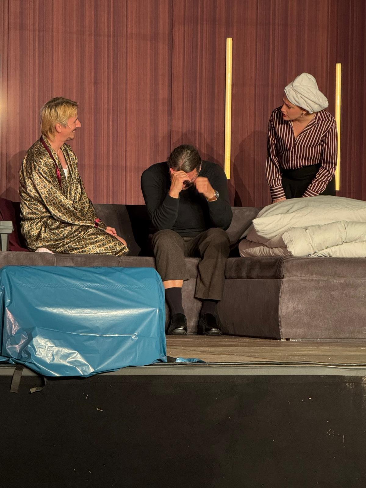 Vier Darstellerinnen und Darsteller auf dem Wohnzimmer-Bühnenbild der Burghofbühne Dinslaken