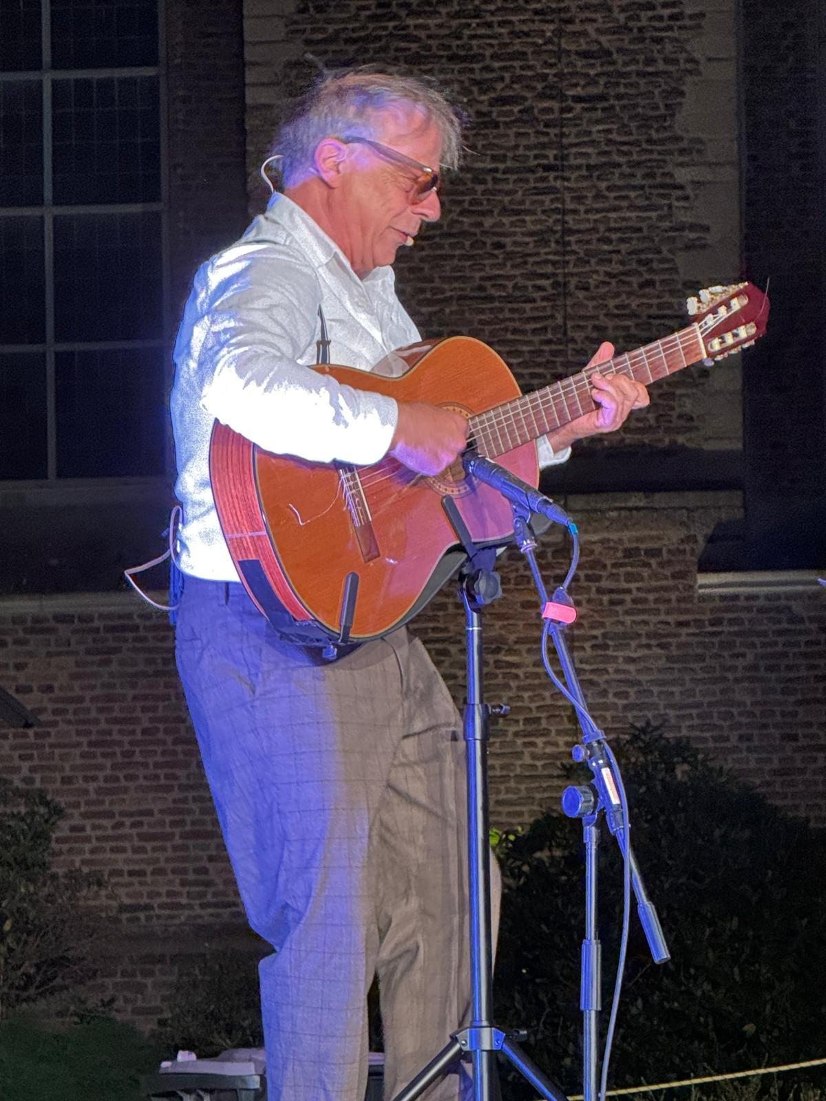 Musiker mit Gitarre bei „König Ödipus“ des Grend-Theaters Essen vor der Abteikirche