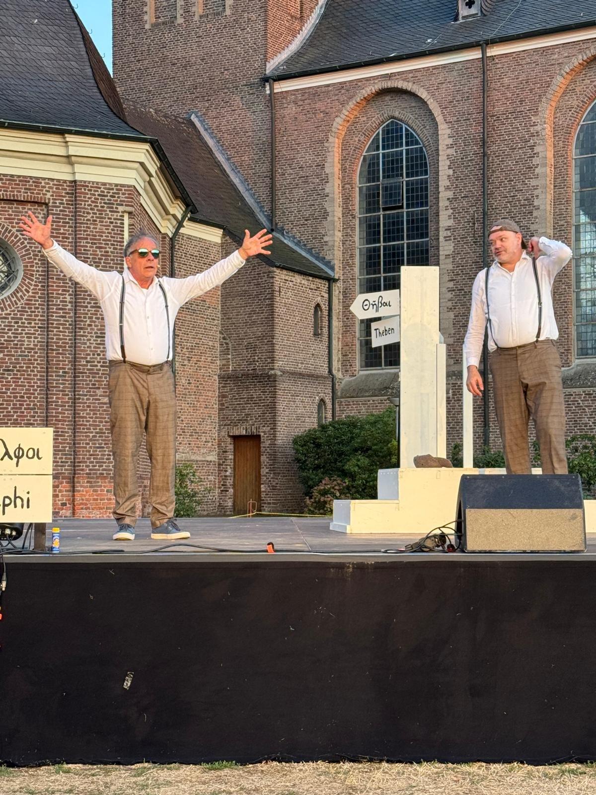 Darsteller mit ausgebreiteten Armen auf der Freilichtbühne vor der Abteikirche