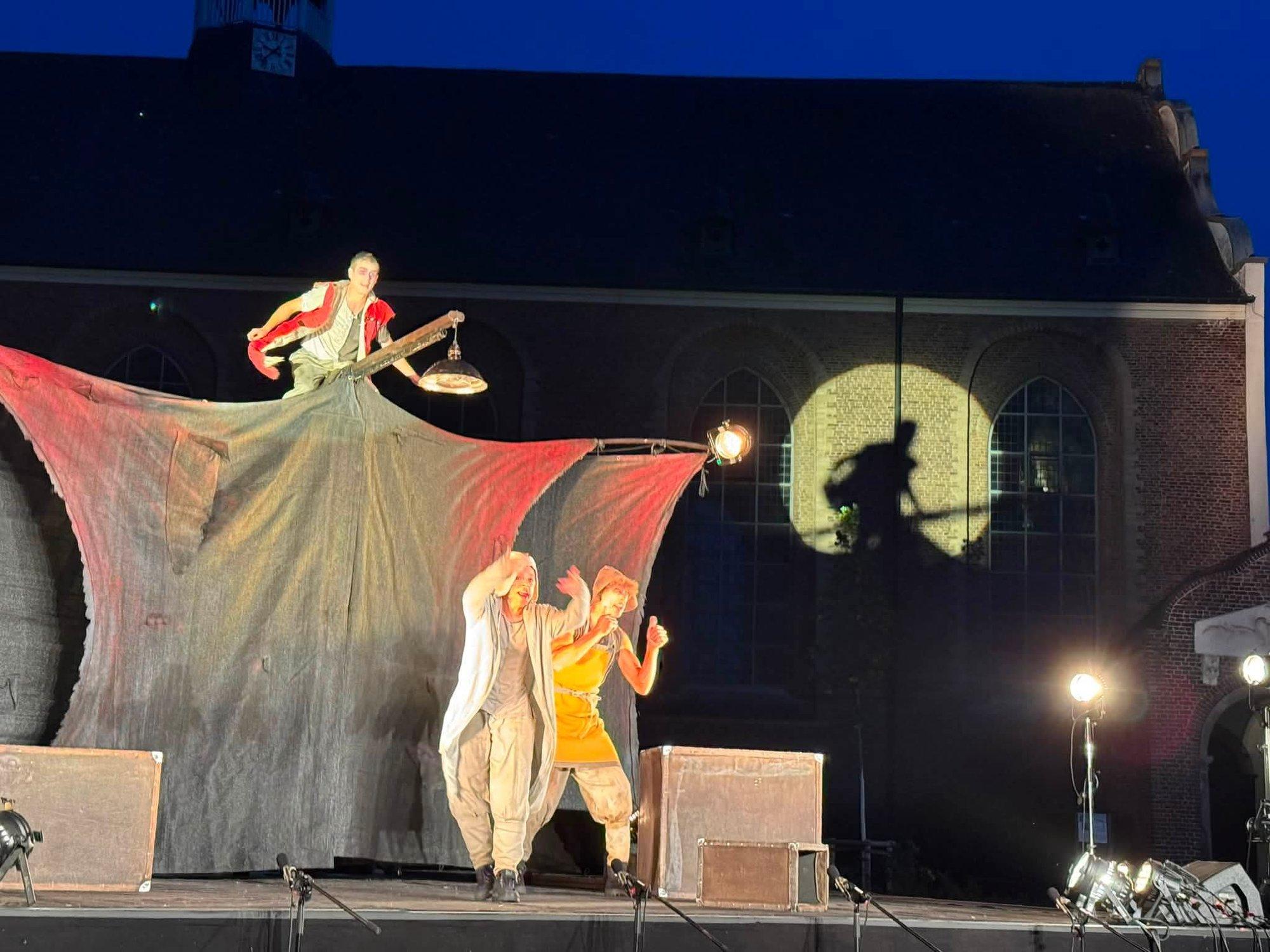 Abendliche Szene aus „Till Eulenspiegel“ auf der Freilichtbühne vor dem angestrahlten Kloster Kamp