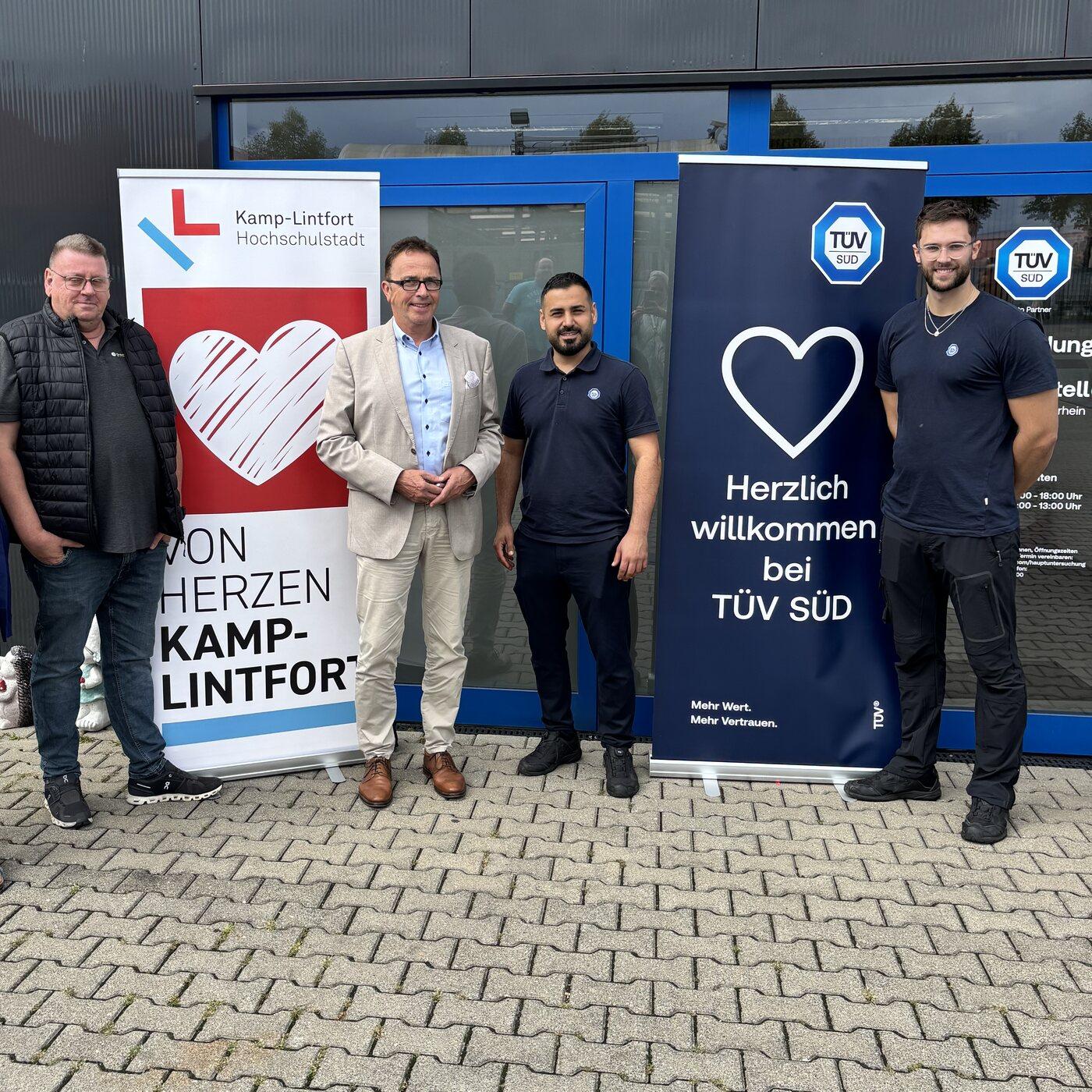 Gruppenfoto vor dem TÜV SÜD Auto Partner Prüfzentrum Niederrhein in Kamp-Lintfort