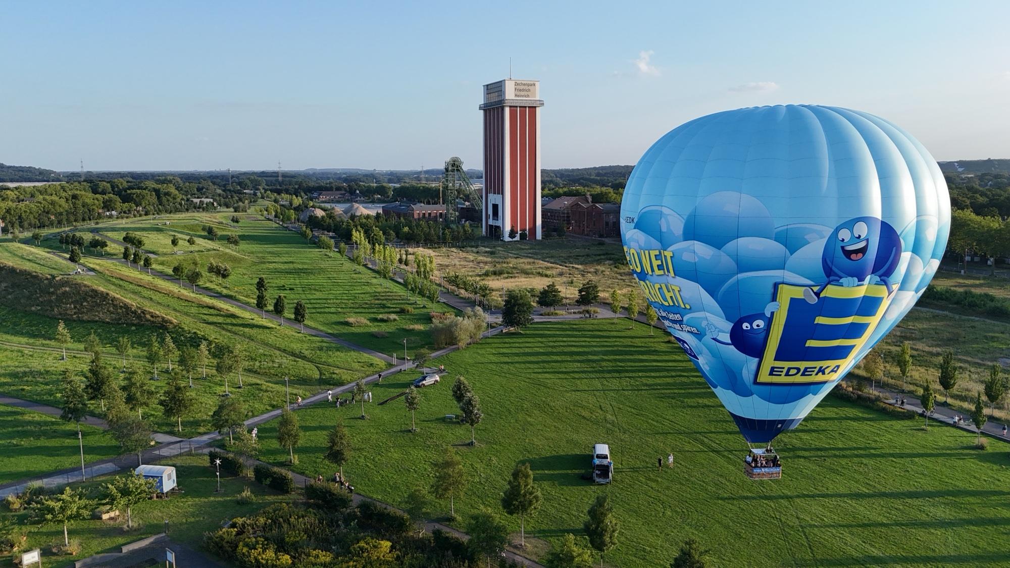 Heißluftballon mit EDEKA-Motiv startet im Zechenpark Kamp-Lintfort, im Hintergrund der Förderturm