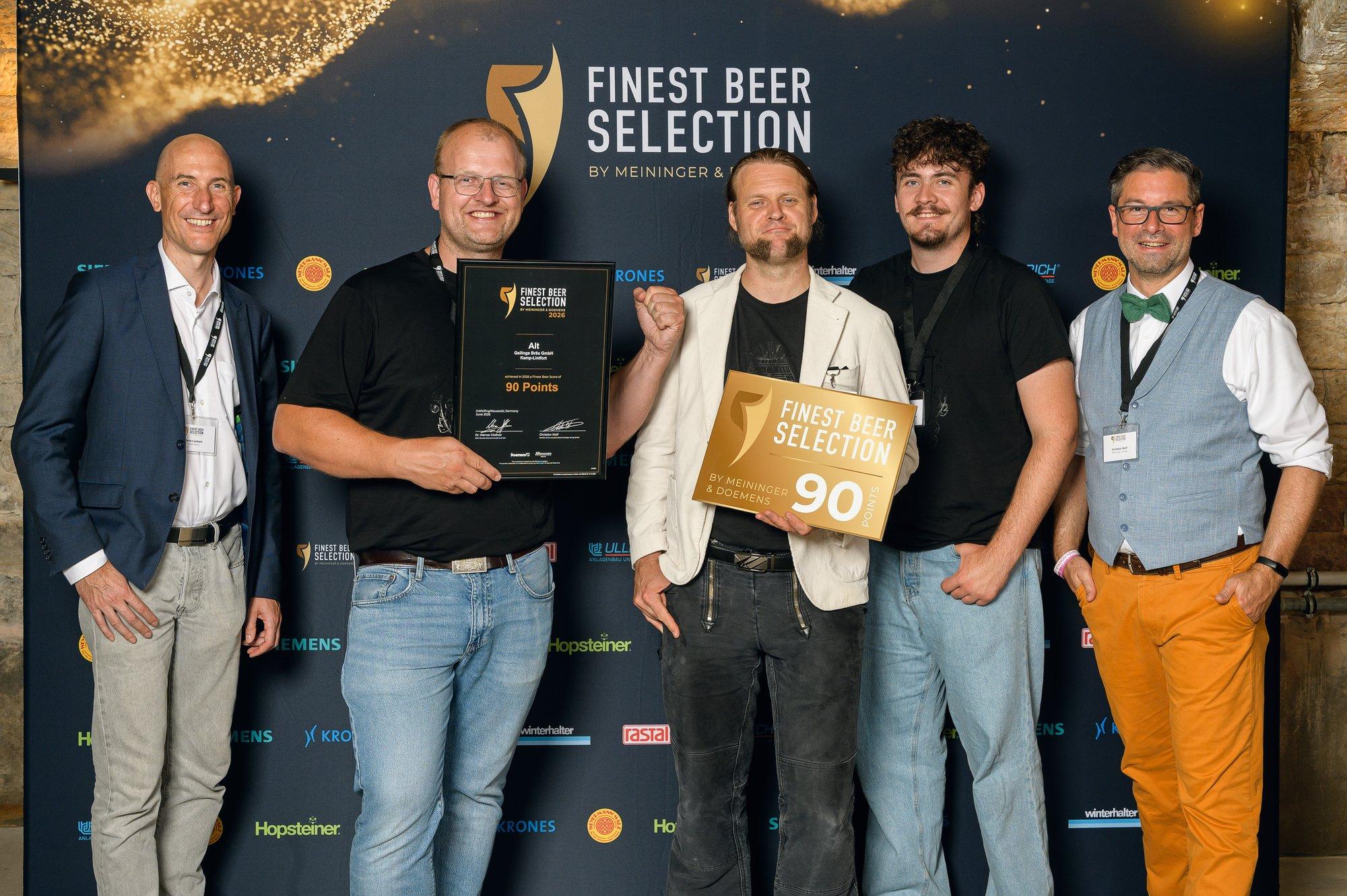 Johannes Lehmbrock und das Team von Geilings Bräu mit Urkunde und 90-Punkte-Schild der Finest Beer Selection, flankiert von zwei Juroren